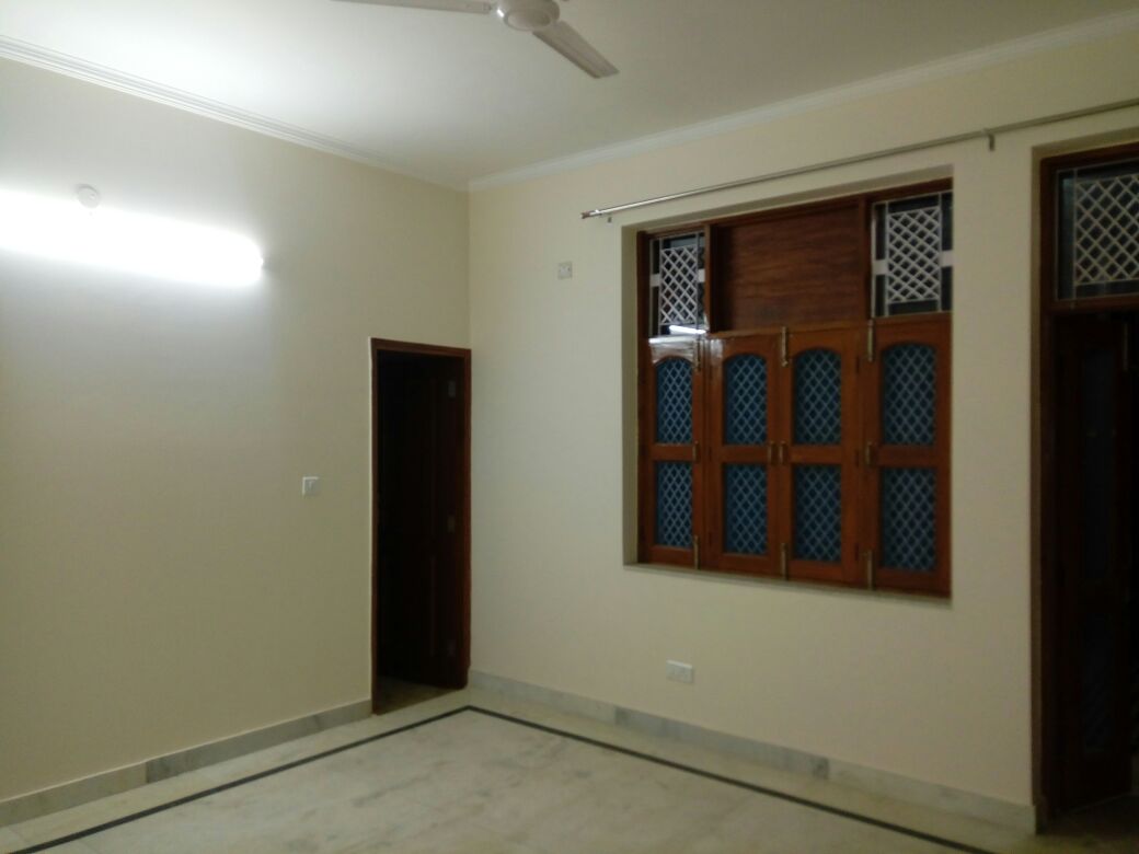 Rental 2 Bedroom 120 Sq.Mt. Independent House in Sector Xu 2, Greater