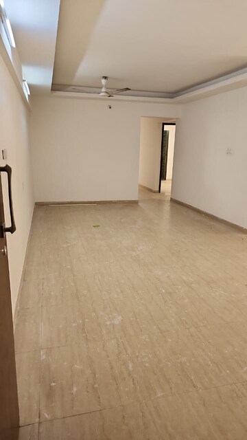 Room in 3 BHK Apartment at HDIL Metropolis Residences, Andheri West – for Rent