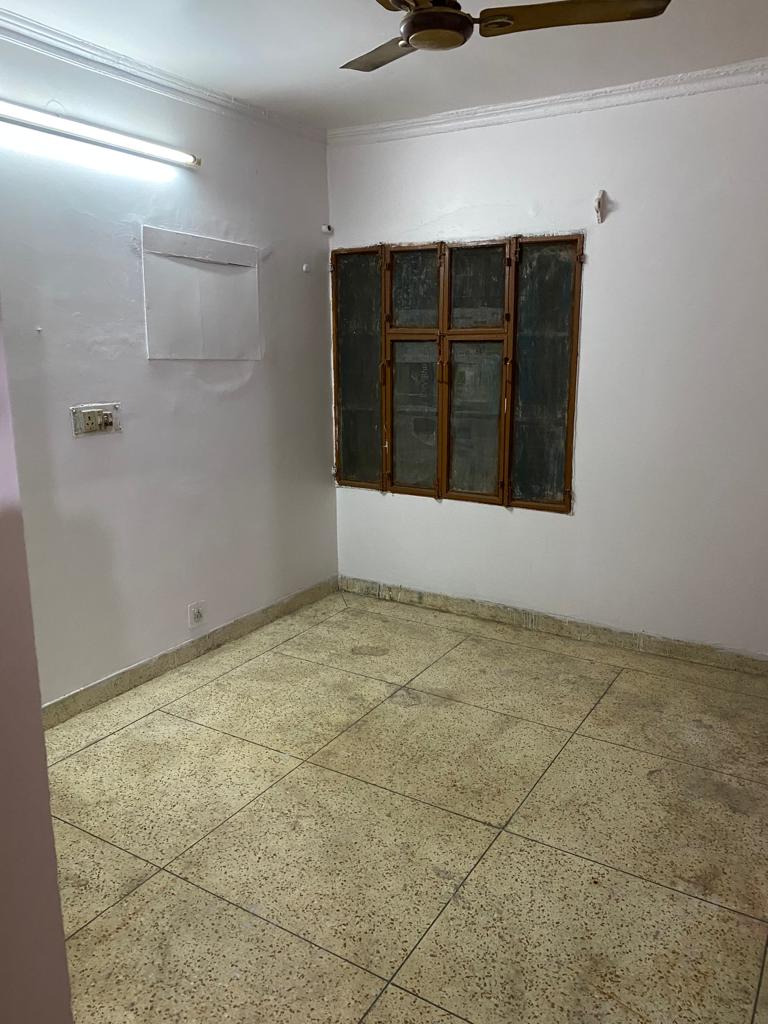 Rental 3 Bedroom 1300 Sq.Ft. Apartment in Mangal Apartments, Vasundhara