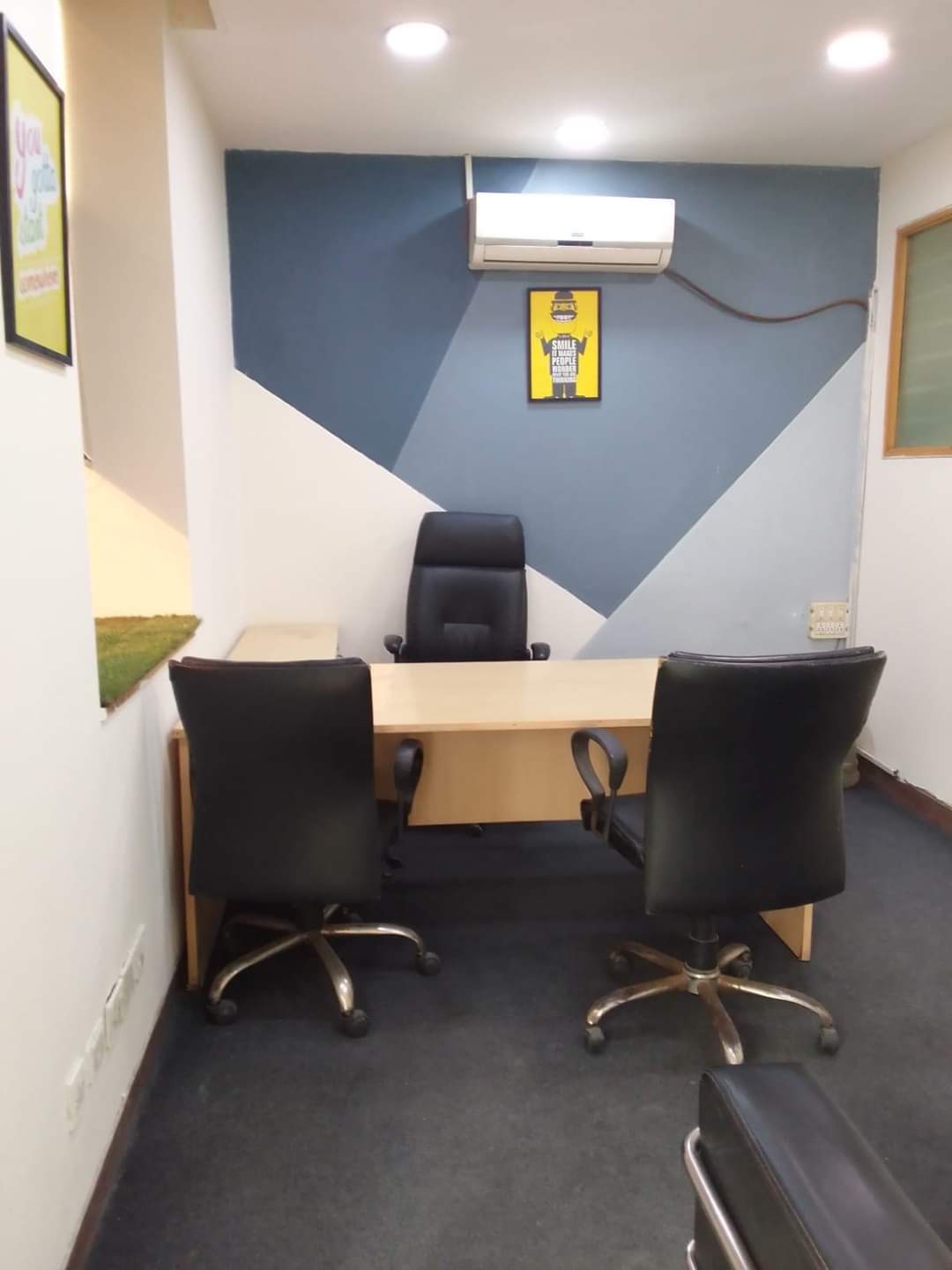 Rental Commercial Office Space 380 Sq.Ft. in Gaur City Mall, Sector 4