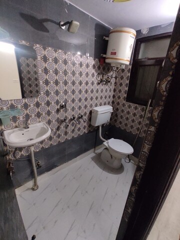 Attached Bathroom in 1 BHK Builder Floor at New Ashok Nagar – for Rent