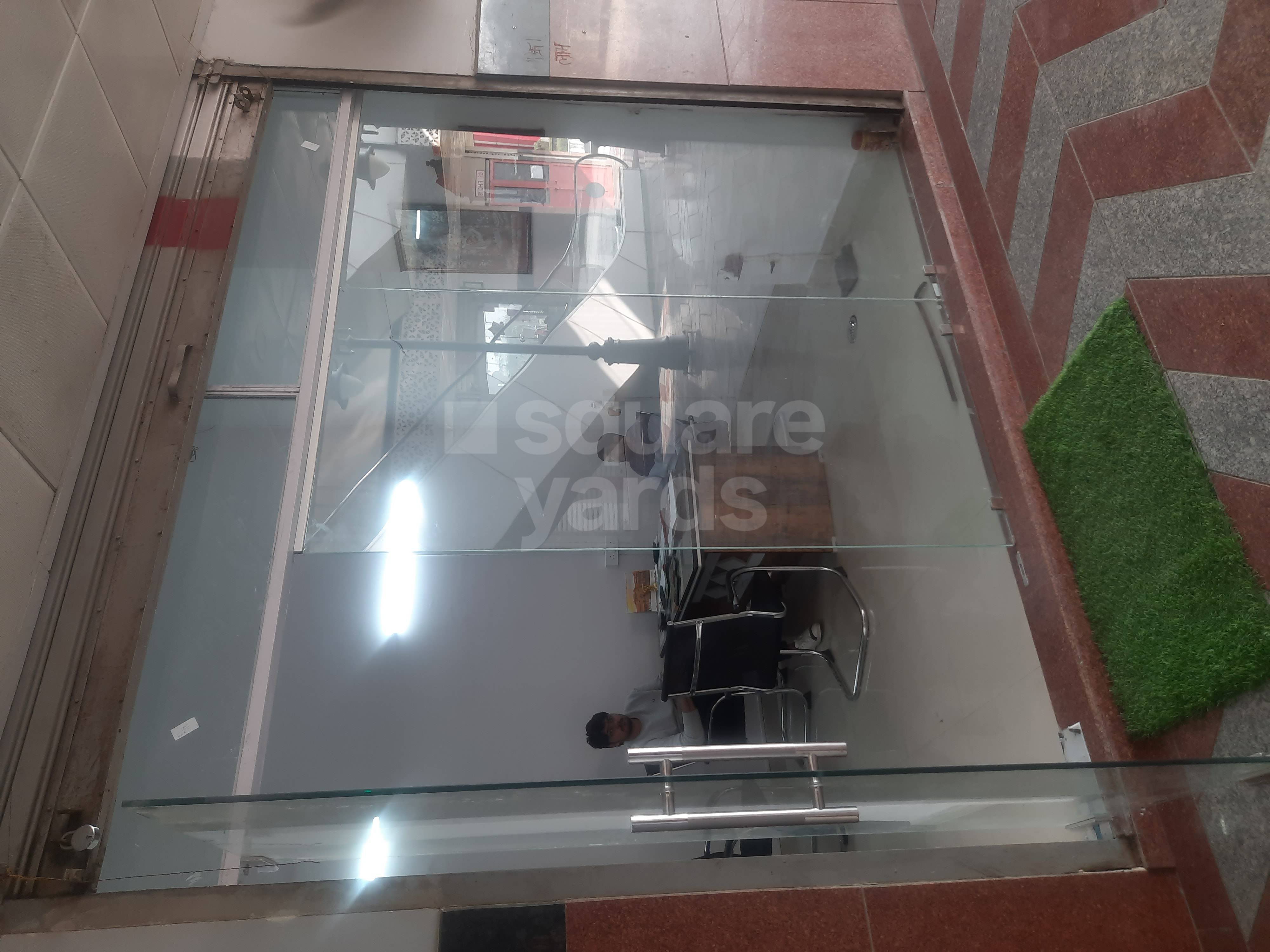 Rental Commercial Shop 350 Sq.Ft. in Gaur City Center, Sector 4