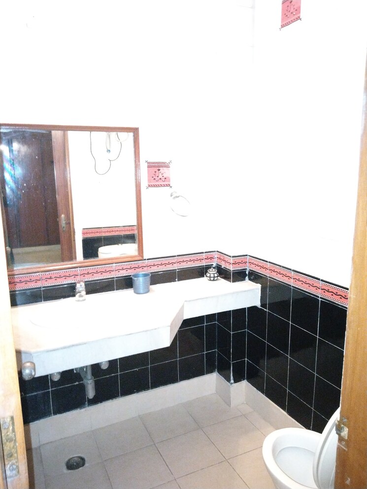 Attached Bathroom, east of kailash 4 Bedroom 2000 Sq.Ft. Independent House In East Of Kailash Delhi 4984792