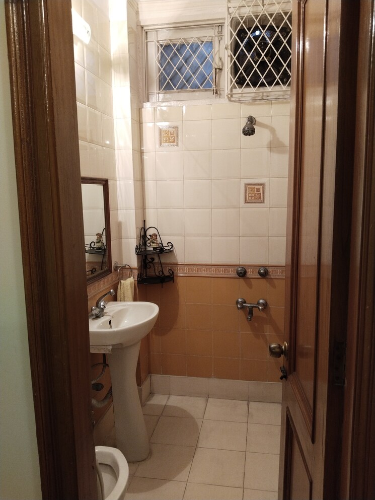 Bathroom, east of kailash 4 Bedroom 2000 Sq.Ft. Independent House In East Of Kailash Delhi 4984792