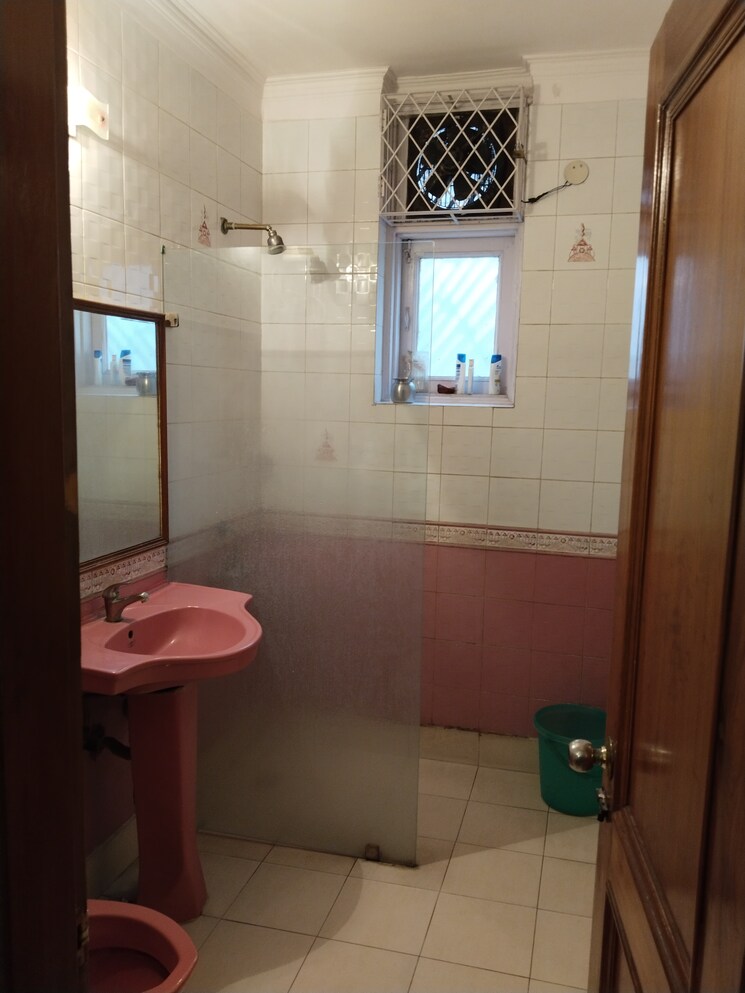 Bathroom, east of kailash 4 Bedroom 2000 Sq.Ft. Independent House In East Of Kailash Delhi 4984792