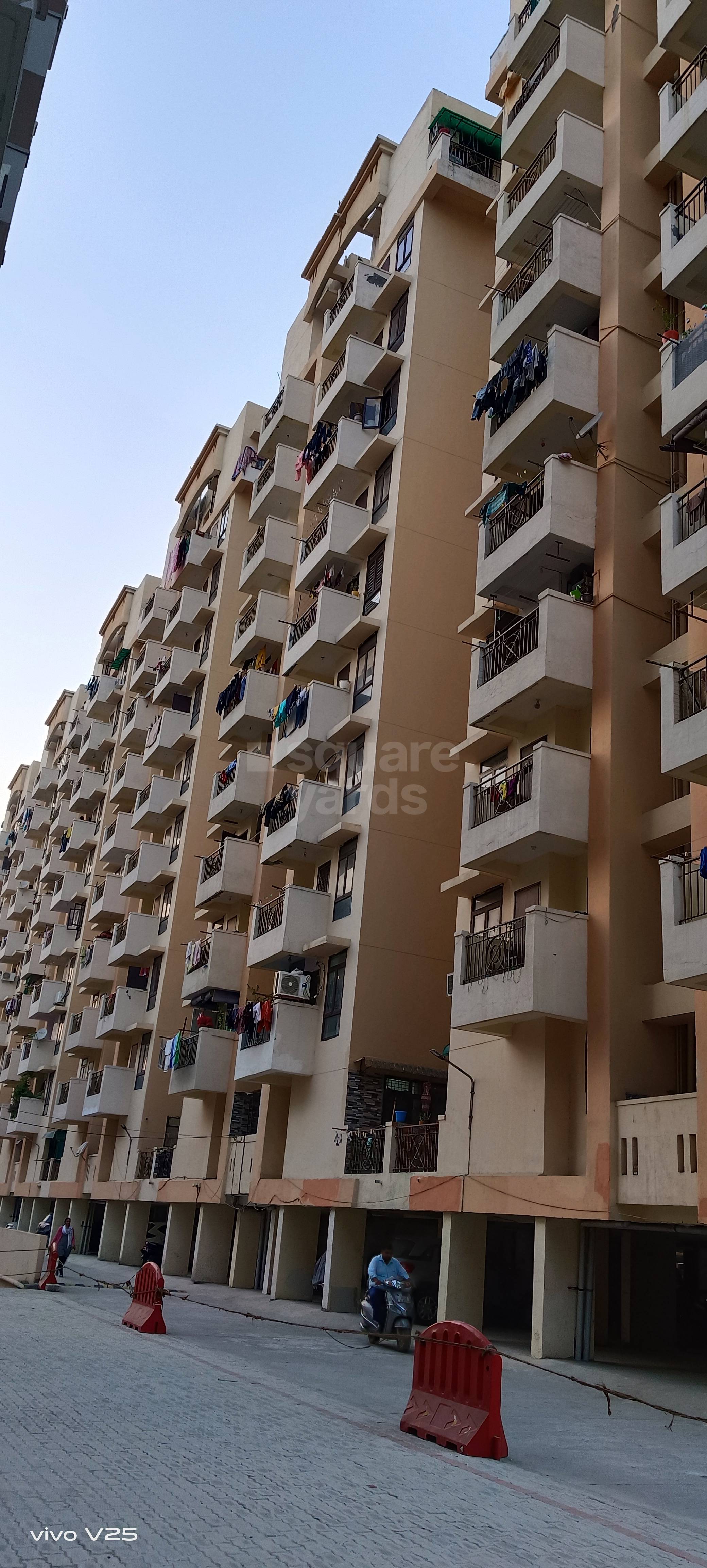 Resale 2 Bedroom 810 Sq.Ft. Apartment in Apex Our Homes, Sector 37c