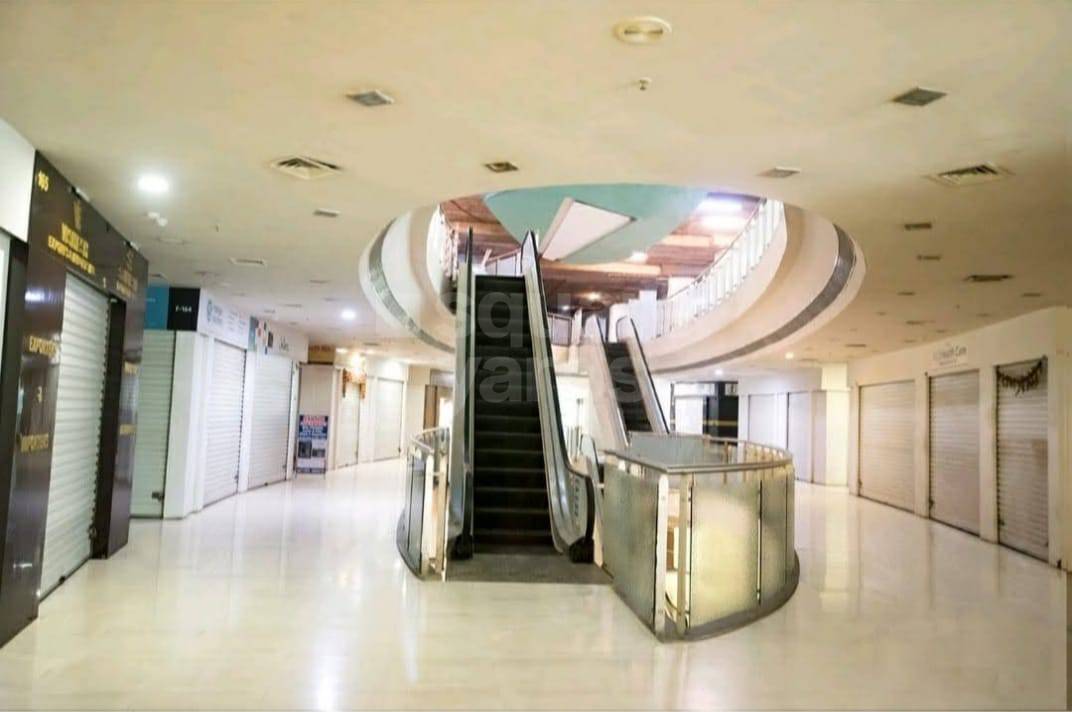 Rental Commercial Office Space 100 Sq.Ft. in Express Zone, Malad East