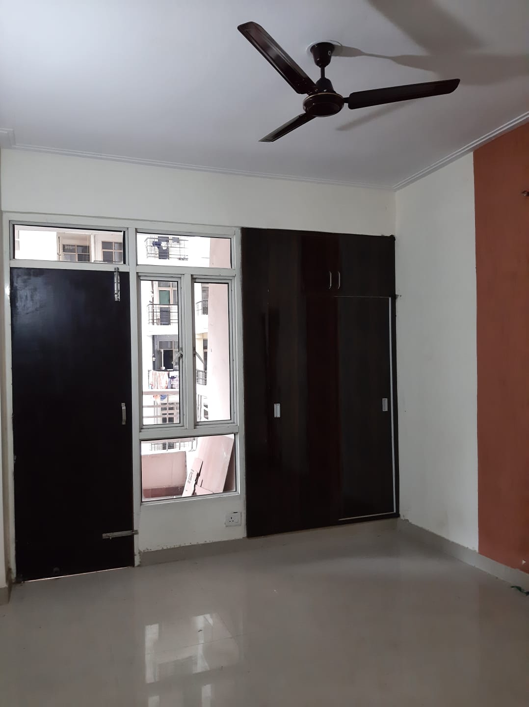 Rental Commercial Office Space 300 Sq.Ft. in Gaur City Mall, Sector 4, Greater Noida Greater
