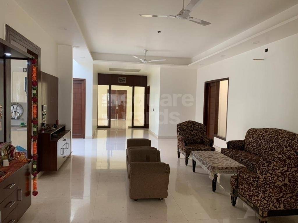 Resale 6 Bedroom 60 Sq.Mt. Independent House in Gn Sector Alpha 1