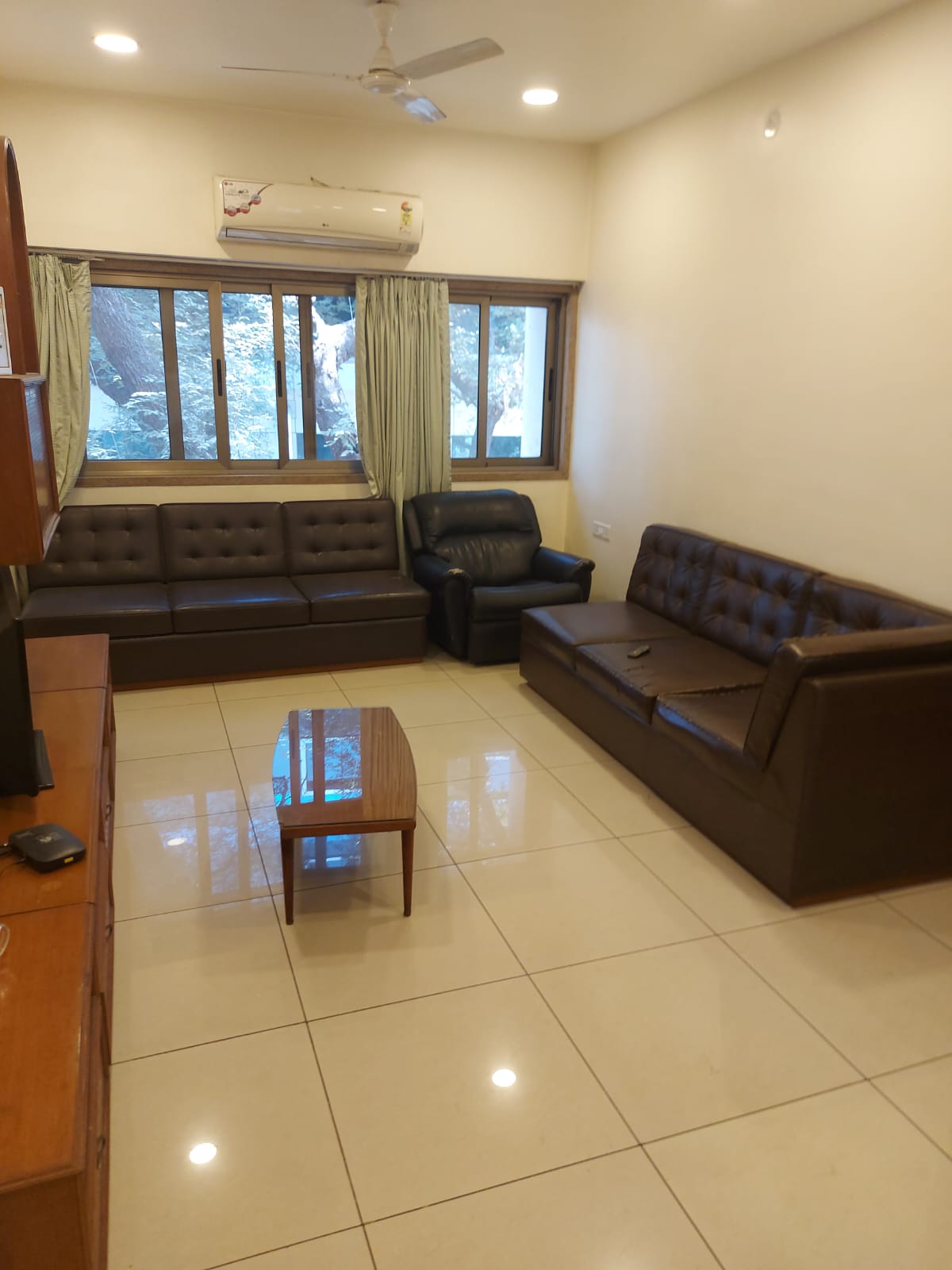 Rental 3 Bedroom 1500 Sq.Ft. Apartment in Boat Club Road Pune 5058073
