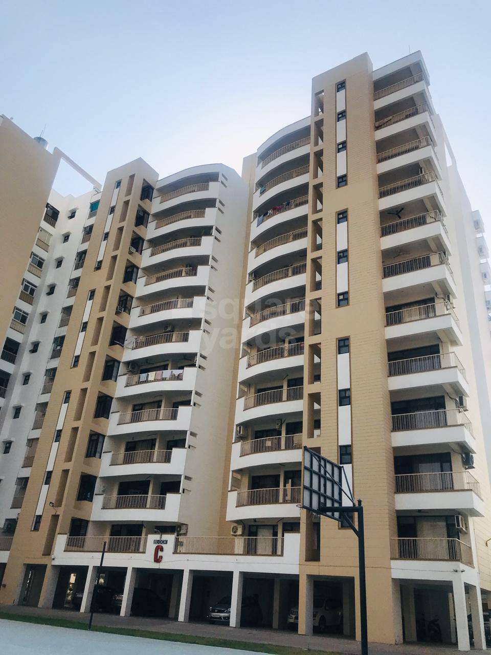 Resale 3 Bedroom 1827 Sq.Ft. Apartment in Golden Sand Apartments