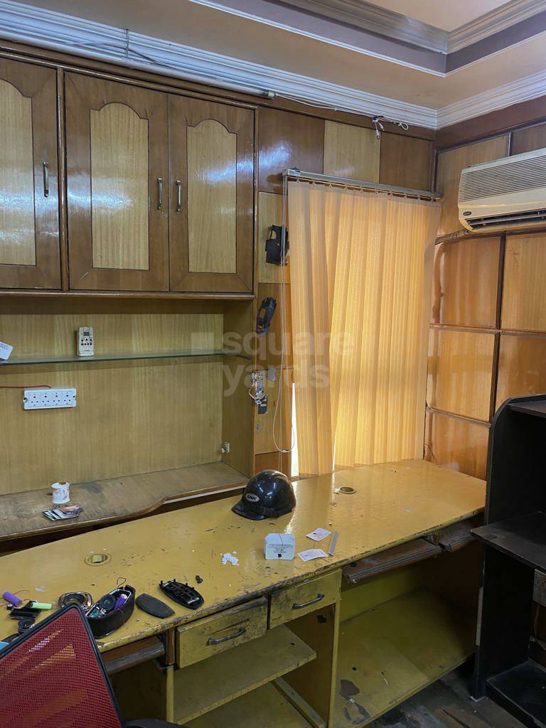 Resale Commercial Office Space 996 Sq.Ft. in Om Tower Greater Noida, Gn