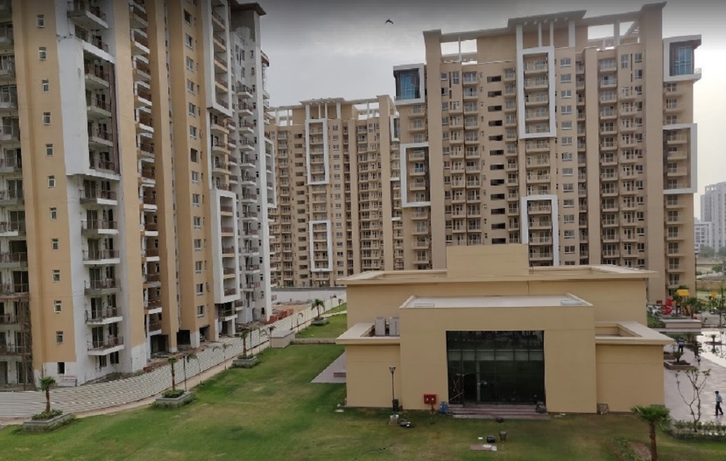 Resale 3.5 Bedroom 1900 Sq.Ft. Apartment in Emaar Palm Gardens, Sector