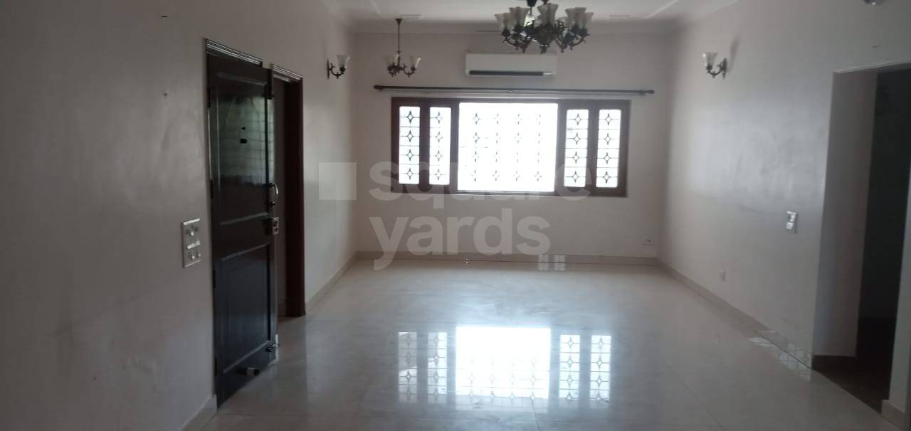 Rental 3 Bedroom 2200 Sq.Ft. Apartment in Arun Vihar, Sector 28 Noida