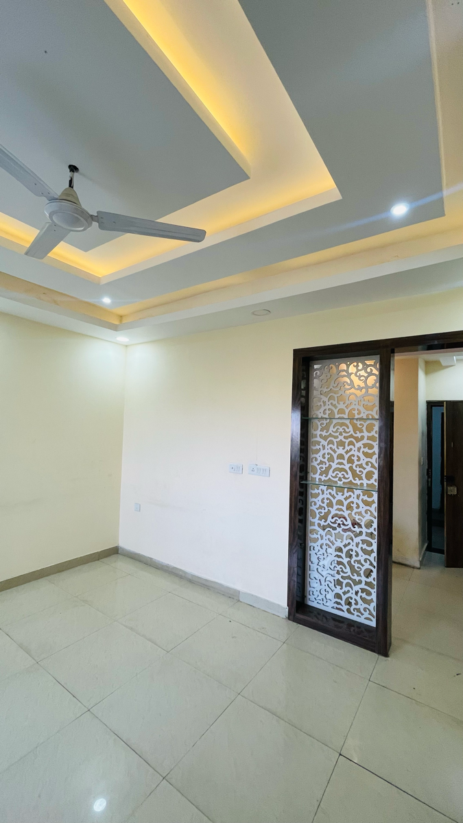 Rental 3.5 Bedroom 2150 Sq.Ft. Apartment in LDA Parijaat Apartments
