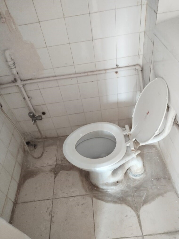 Bathroom, camp 1 Bedroom 700 Sq.Ft. Apartment In Camp Pune 5136767