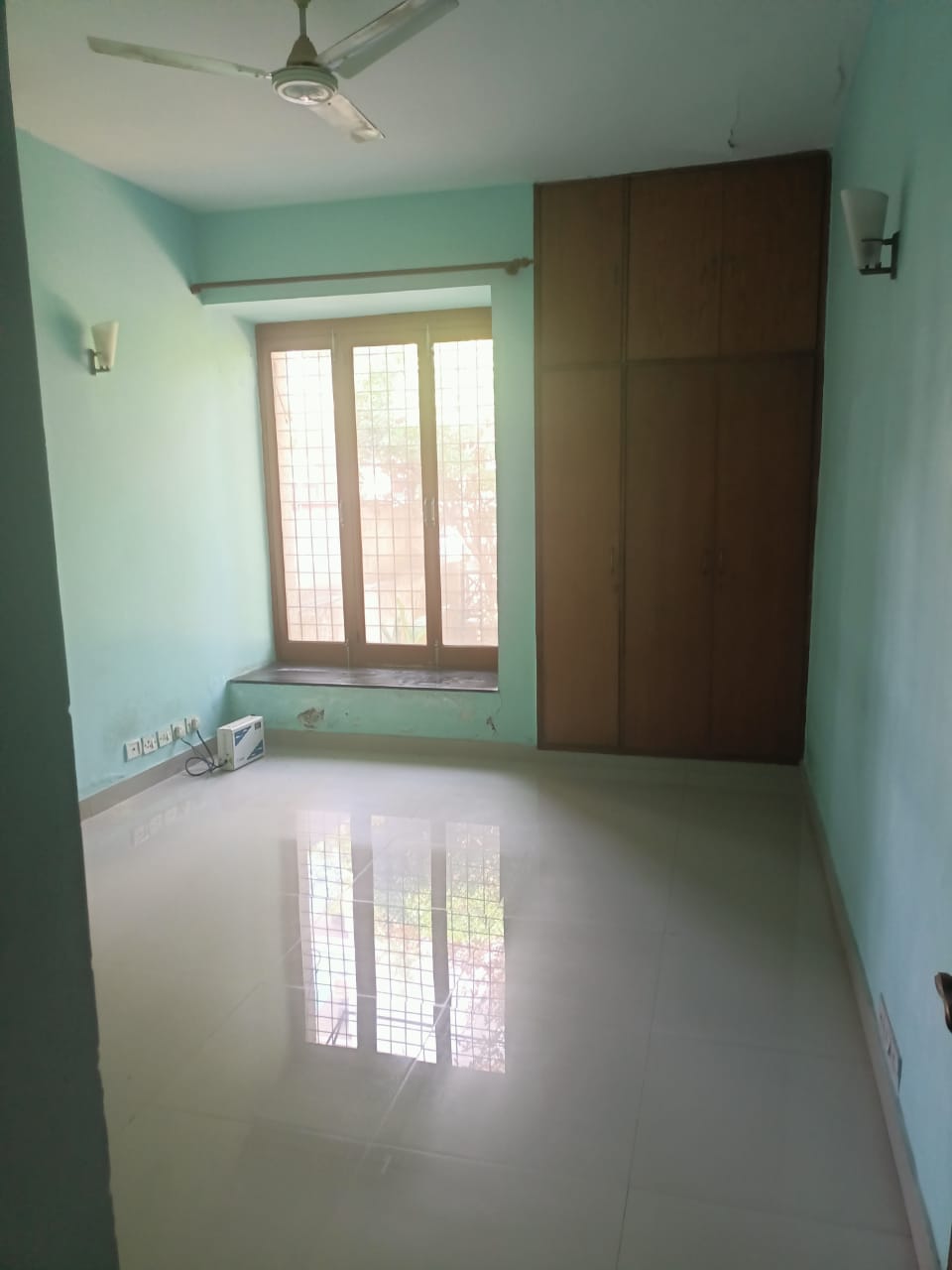 Resale 5 Bedroom 3240 Sq.Ft. Villa in Unitech Greenwood City Apartment