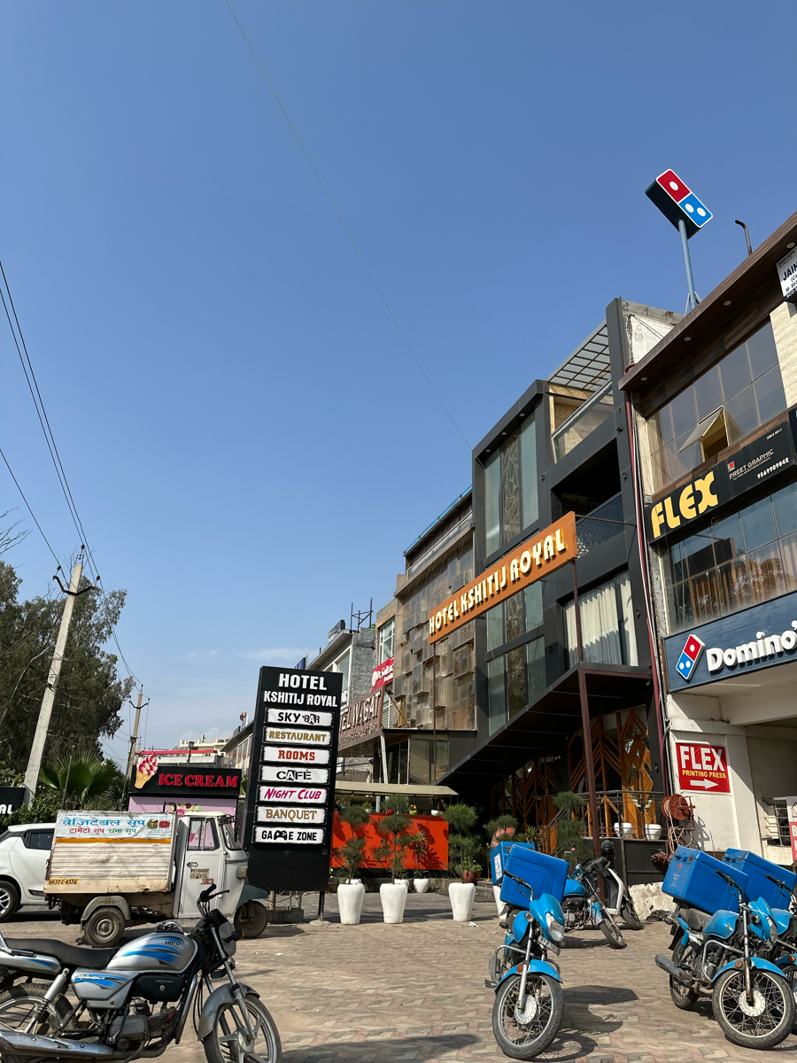 Resale Commercial Showroom 720 Sq.Ft. in Guru Nanak Enclave, Dhakoli