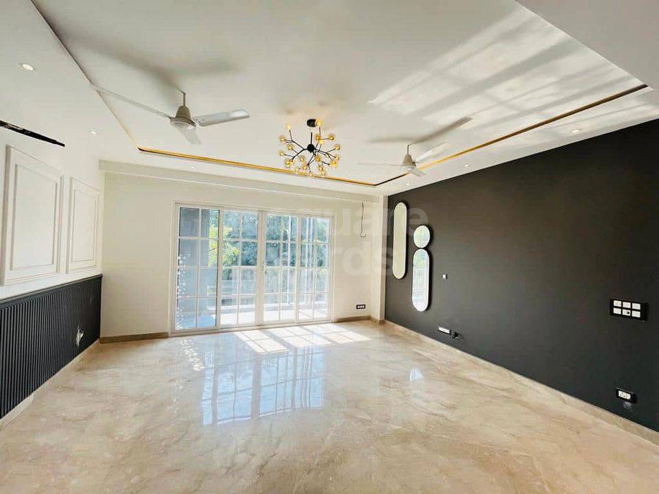 Resale 4 Bedroom 400 Sq.Yd. Builder Floor in Rosewood City Gurgaon