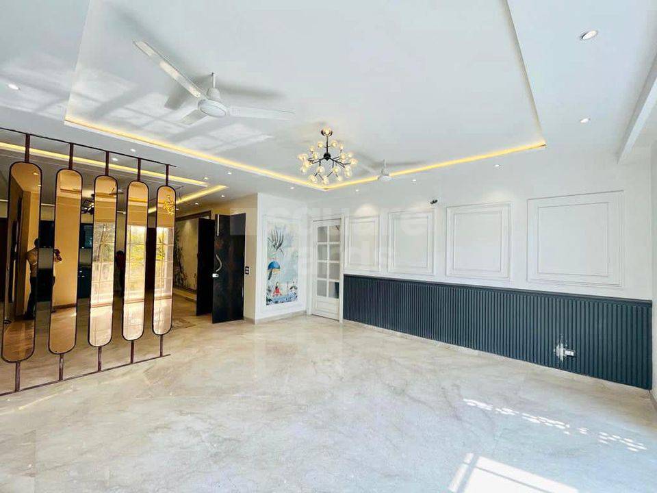 Resale 4 Bedroom 400 Sq.Yd. Builder Floor in Rosewood City Gurgaon