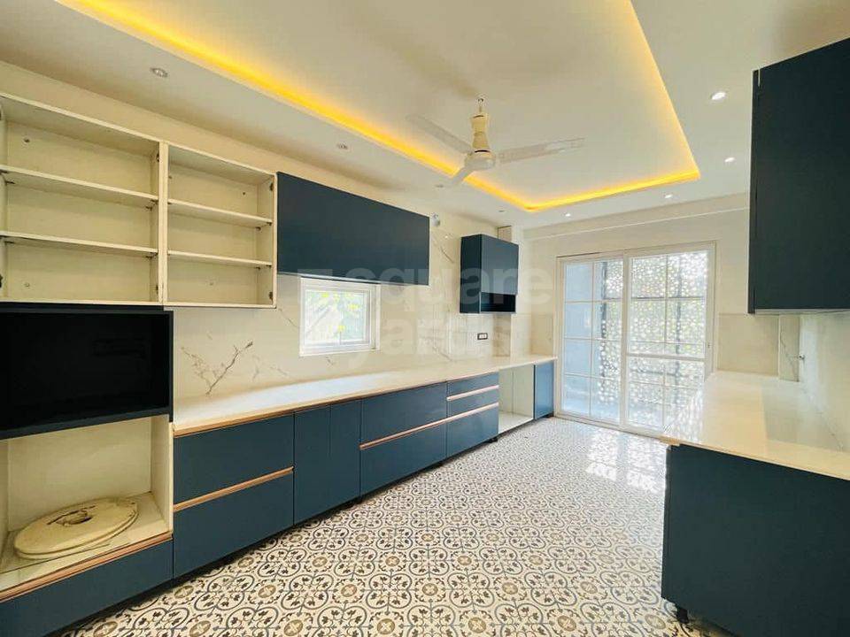 Resale 4 Bedroom 400 Sq.Yd. Builder Floor in Rosewood City Gurgaon