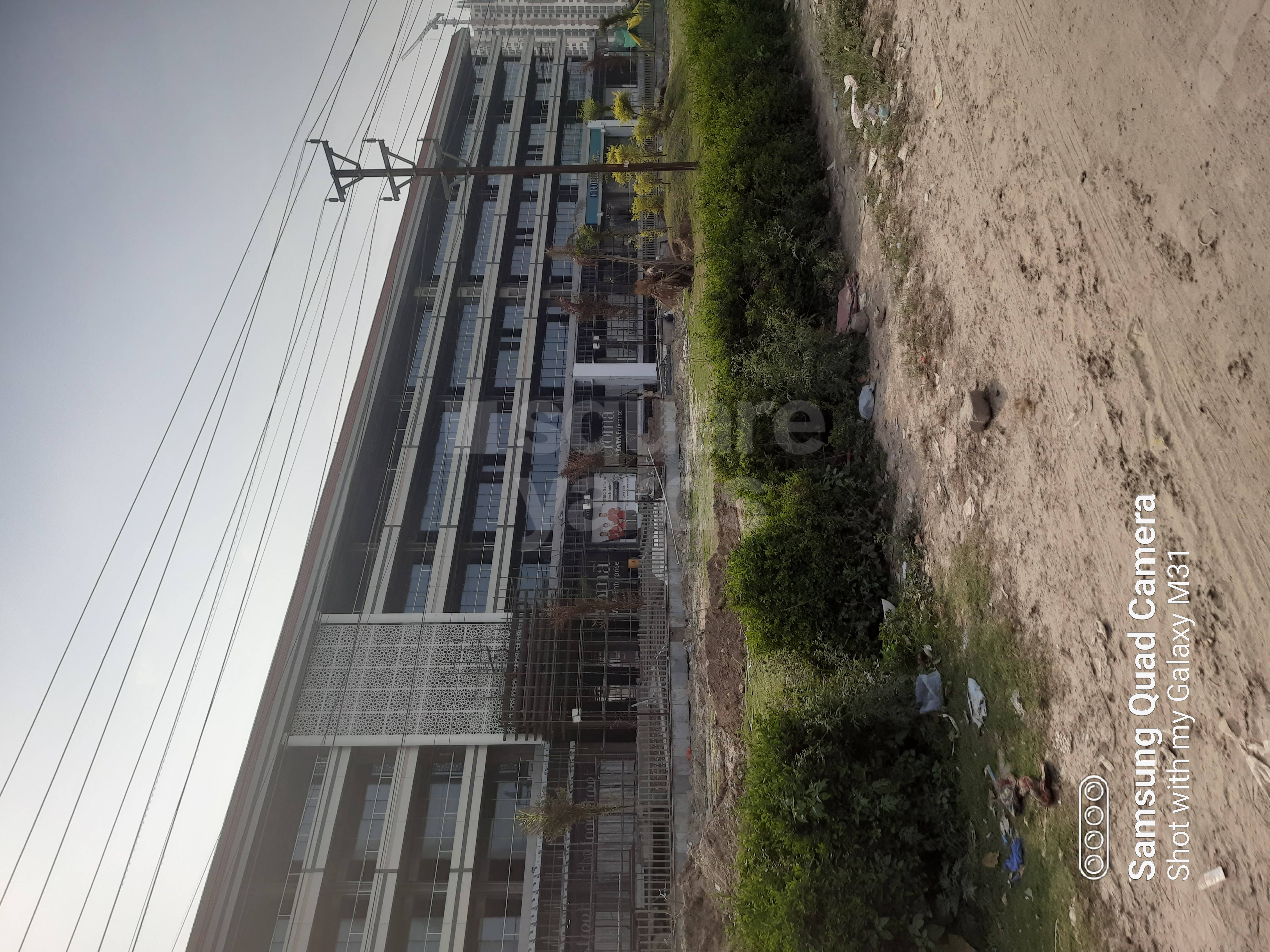 Resale Commercial Shop 494 Sq.Ft. in Sarvottam Golden i Apartment