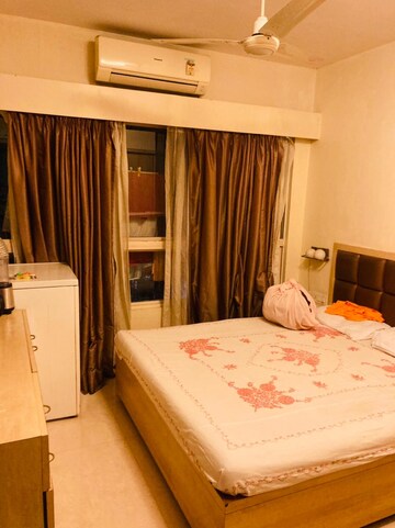 Master Bedroom in 4 BHK Apartment at Duplex Heights, Andheri West – for Rent