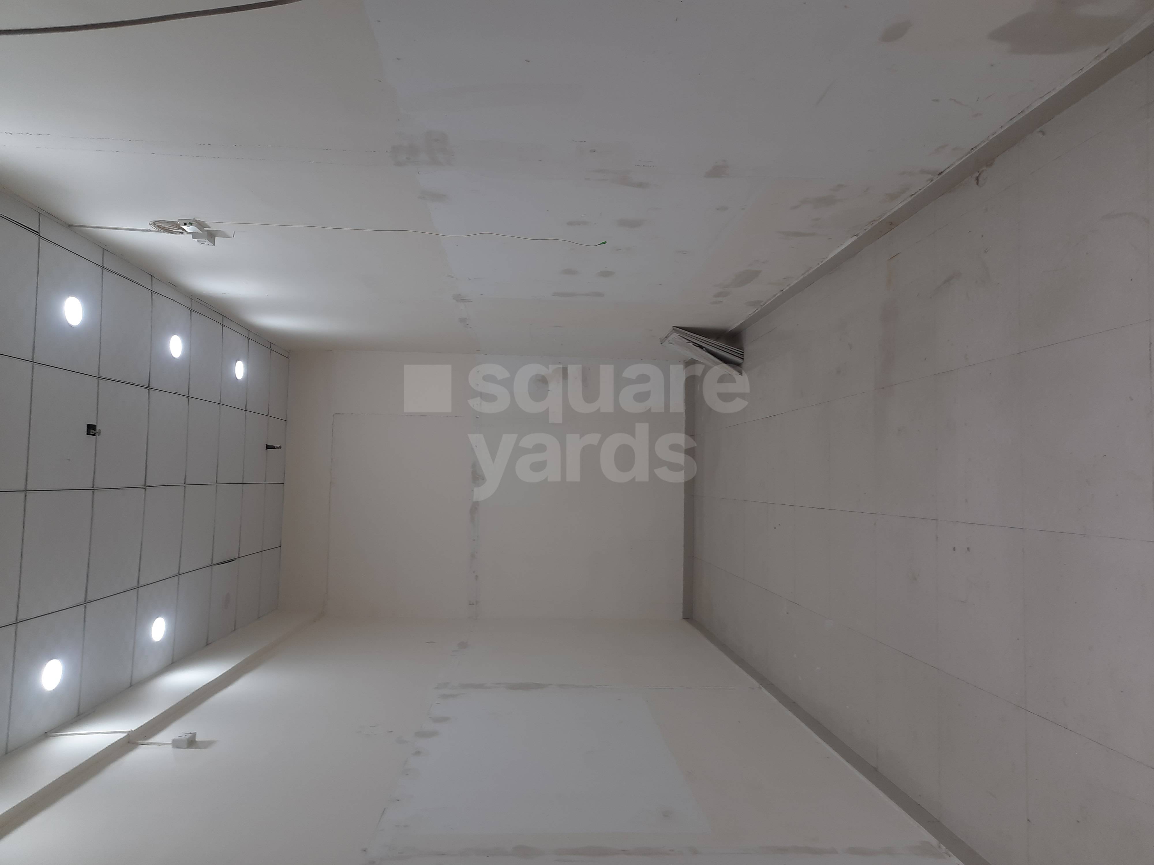 Rental Commercial Shop 300 Sq.Ft. in Gaur City Center, Sector 4