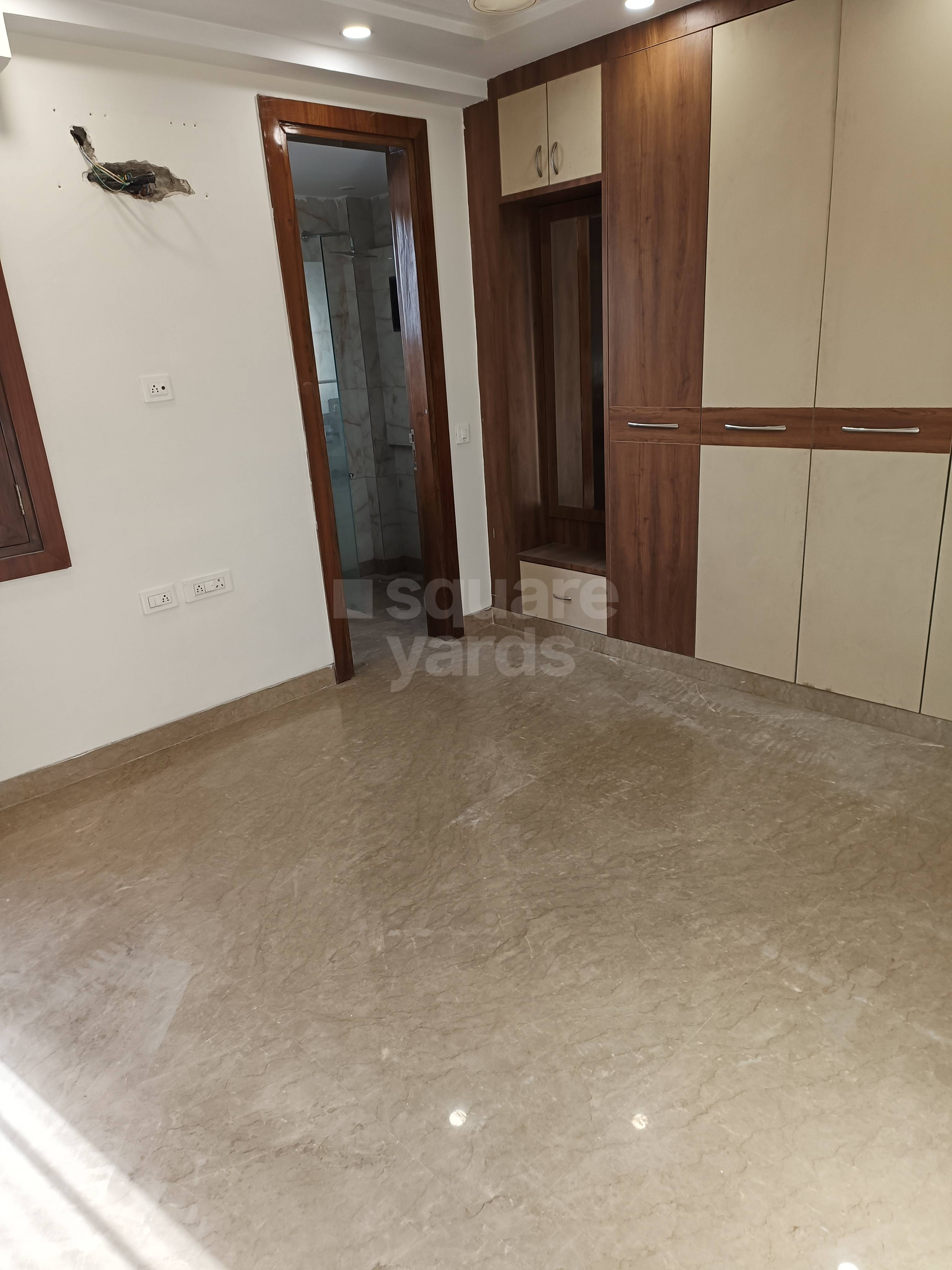 Rental 3 Bedroom 200 Sq.Yd. Builder Floor in Vivek Vihar Delhi 5252638