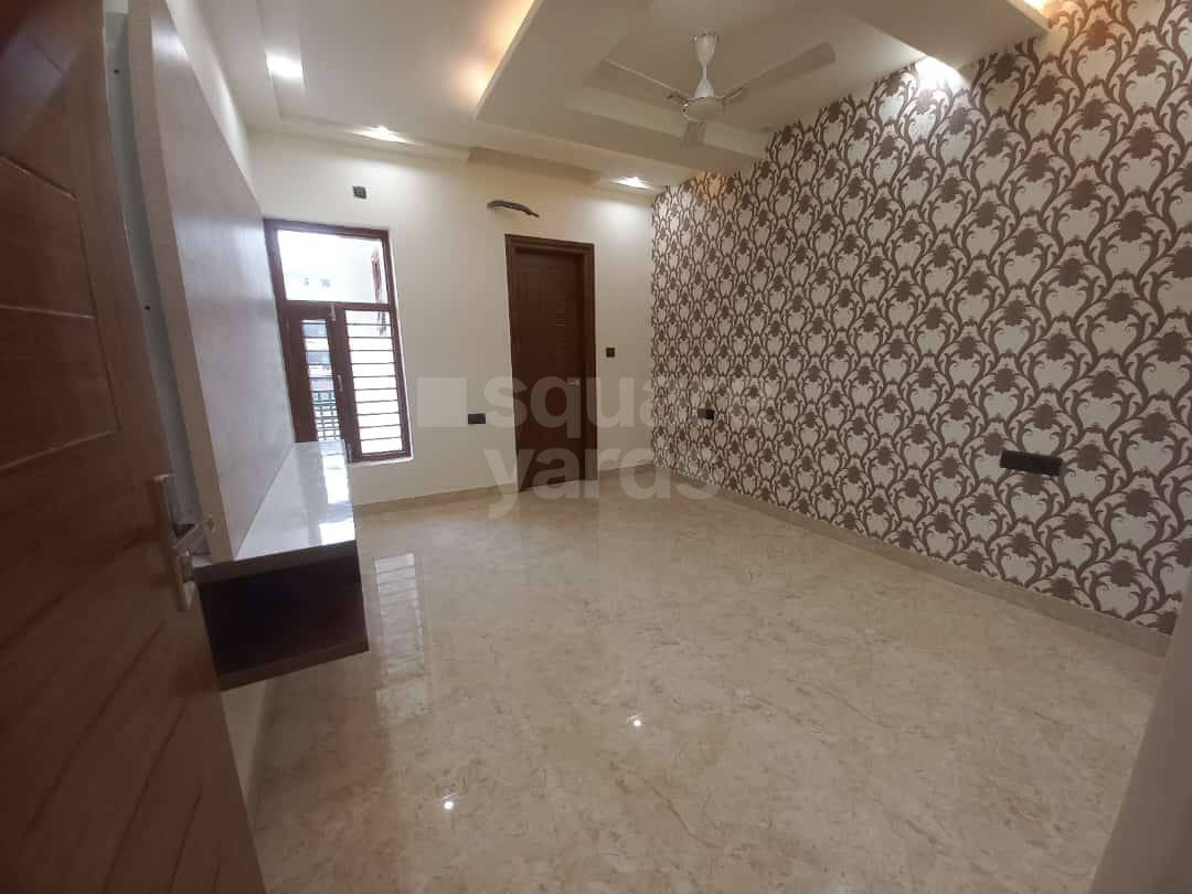 3 BHK + Servant Room Builder Floor For Sale in Bptp Parkland