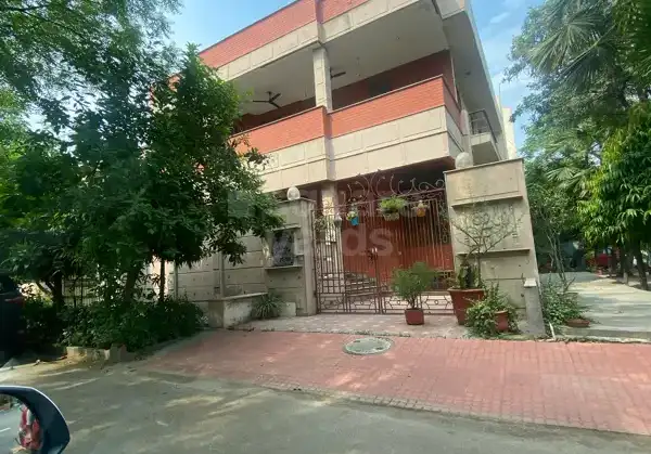 6+ Bedroom 450 Sq.Mt. Independent House in Noida Central Noida