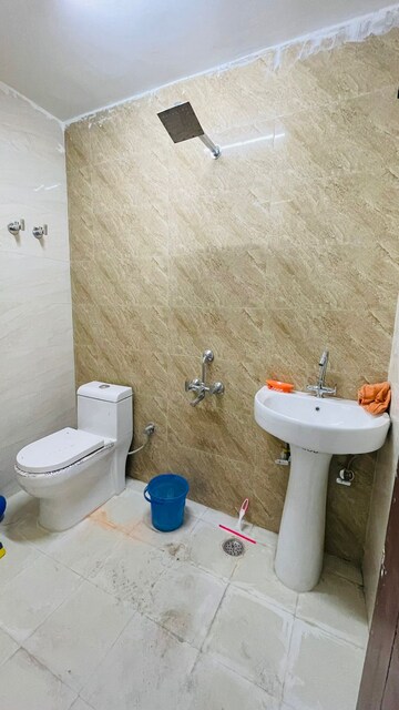 Attached Bathroom in 3.5 BHK Apartment at Tughlakabad Extension – for Rent
