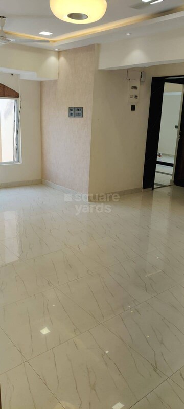Room in 4 BHK Apartment at Juhu – for Rent