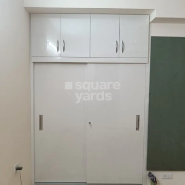 Room in 3 BHK Apartment at Emaar Palm Hills, Sector 77 – for Rent
