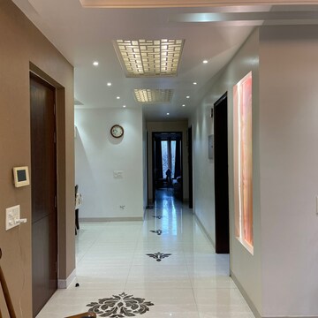 Room in 3 BHK Builder Floor at Ansal Esencia - Amara Villas, Sector 67 – for Rent