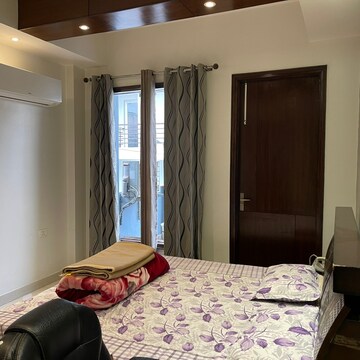 Bedroom in 3 BHK Builder Floor at Ansal Esencia - Amara Villas, Sector 67 – for Rent