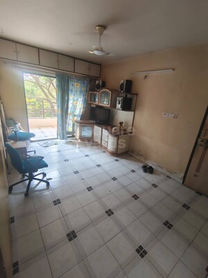 Room in 1 BHK Apartment at Bramha Aangan, Salunkhe Vihar Society – for Rent