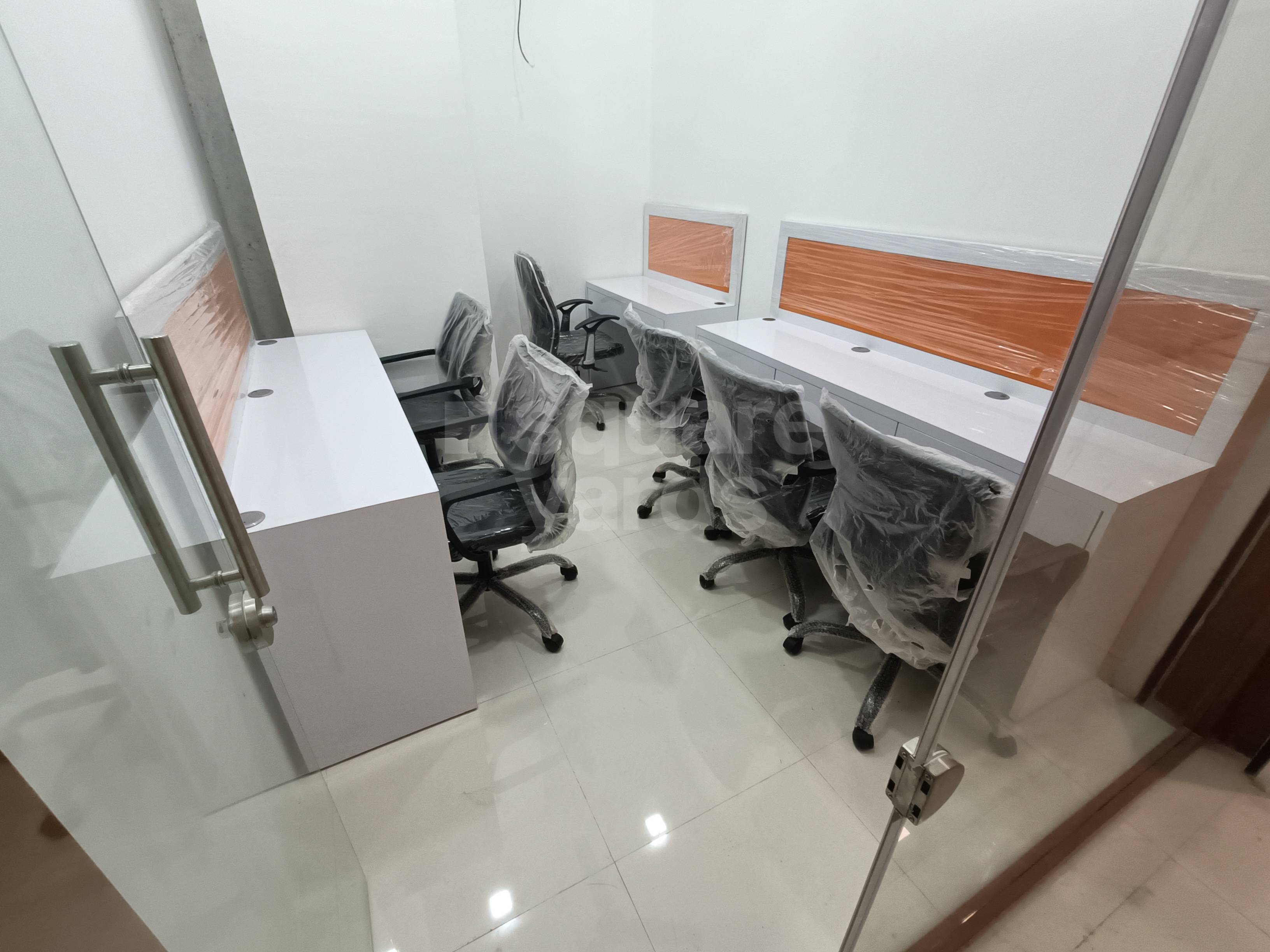 Rental Commercial Office Space 200 Sq.Ft. in Express Zone, Malad East