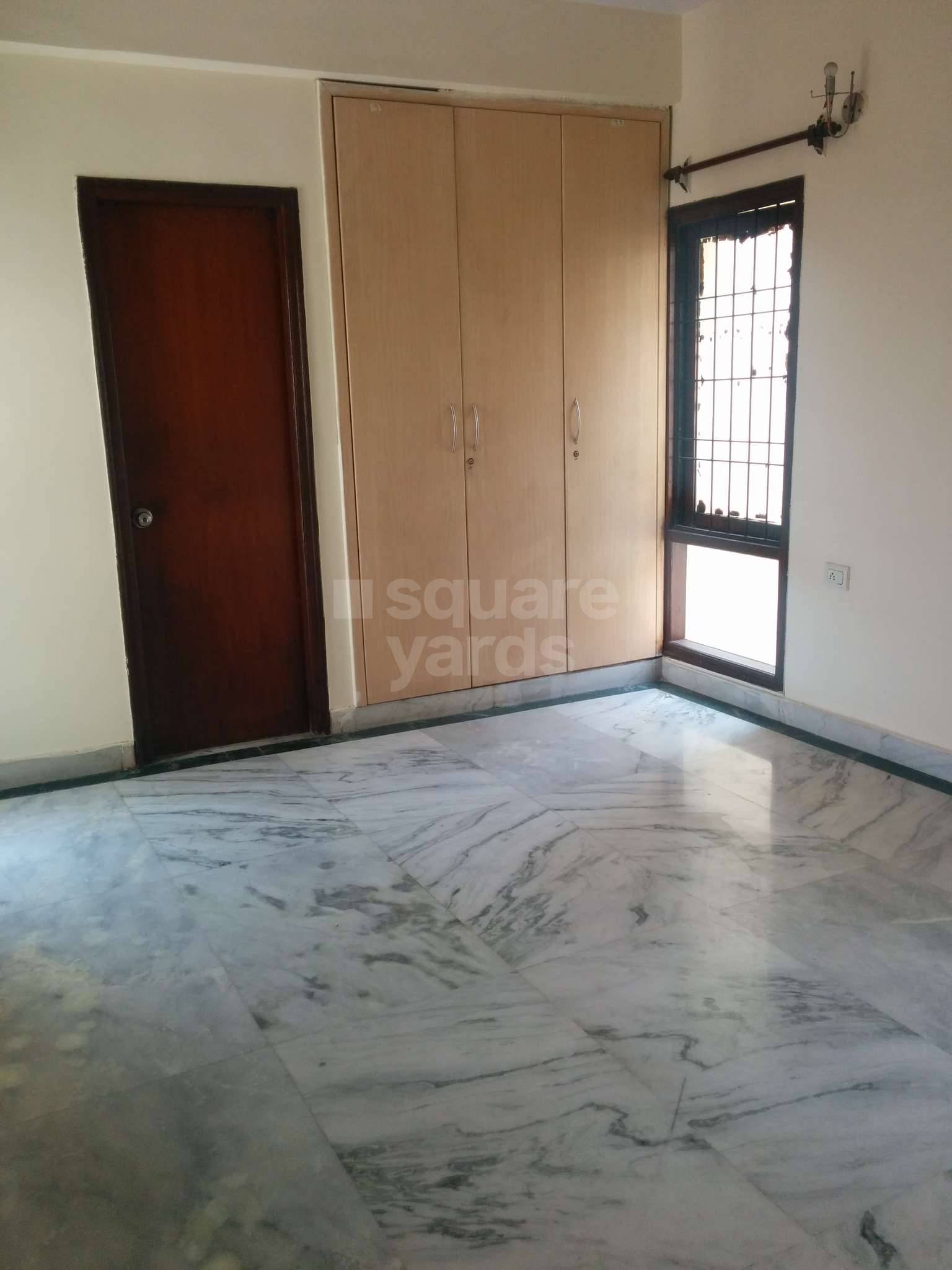 Resale 2 Bedroom 1150 Sq.Ft. Apartment in RPS Green Valley, Sector 42
