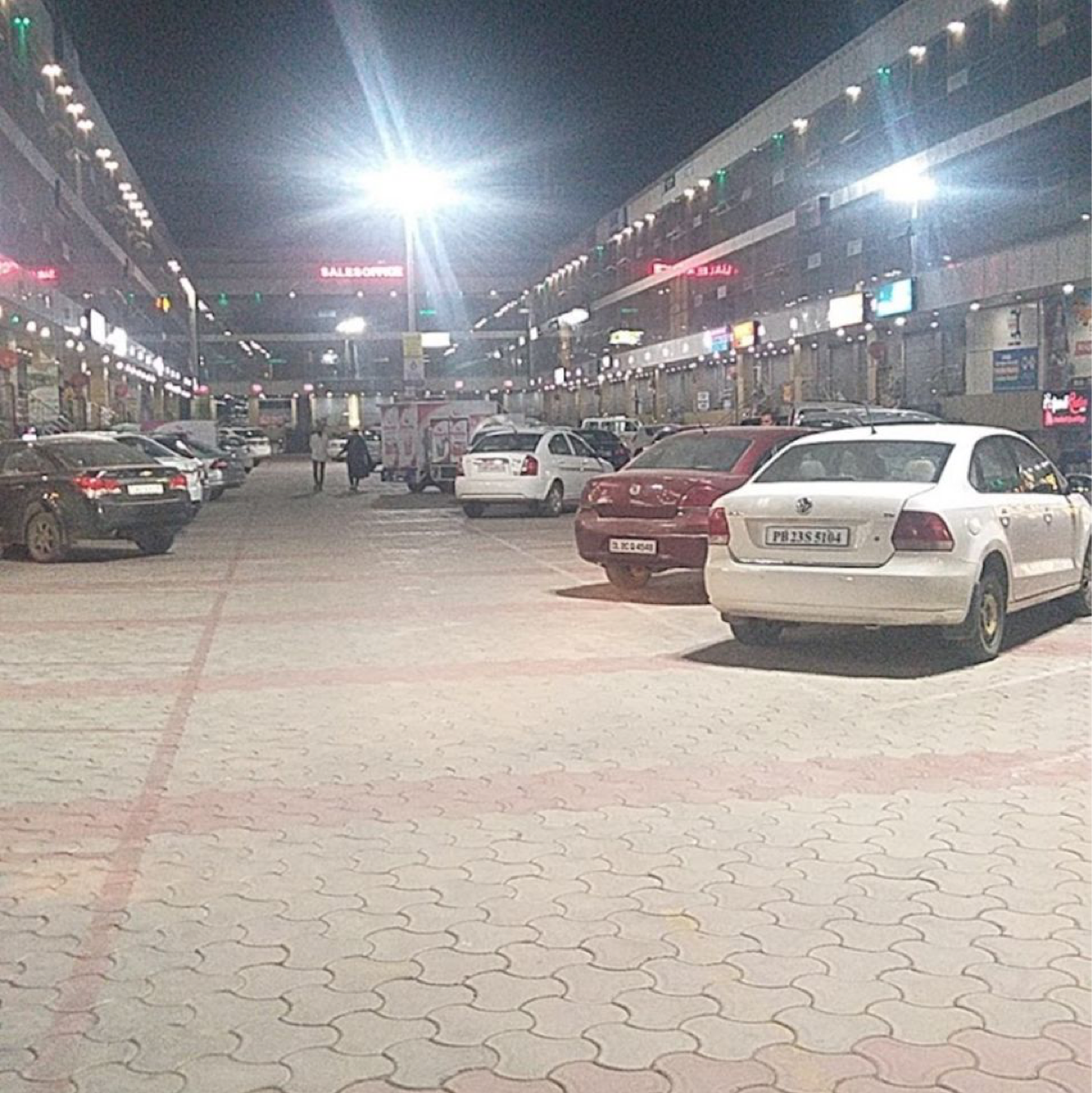 Resale Commercial Showroom 600 Sq.Ft. in Lohgarh Zirakpur 5426448