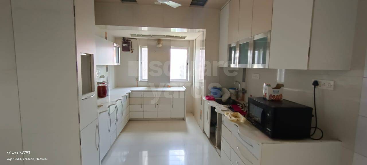 Rental 4 Bedroom 2350 Sq.Ft. Apartment in Hiranandani Estate Rodas