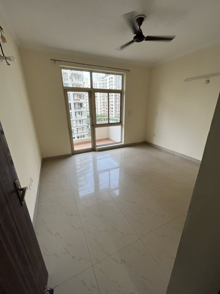 Rental 3 Bedroom 1600 Sq.Ft. Apartment in Parsvnath Plaza, Gomti