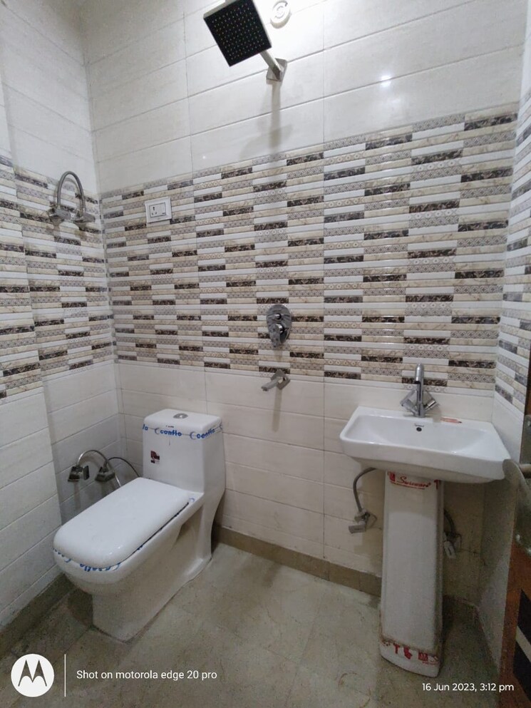Bathroom, dwarka mor 2 Bedroom 60 Sq.Yd. Builder Floor In Dwarka Mor Delhi 5488356