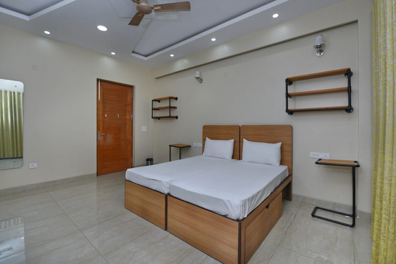 Rental 3 Bedroom 1800 Sq.Ft. Apartment in Hong Kong Bazaar, Sector 57