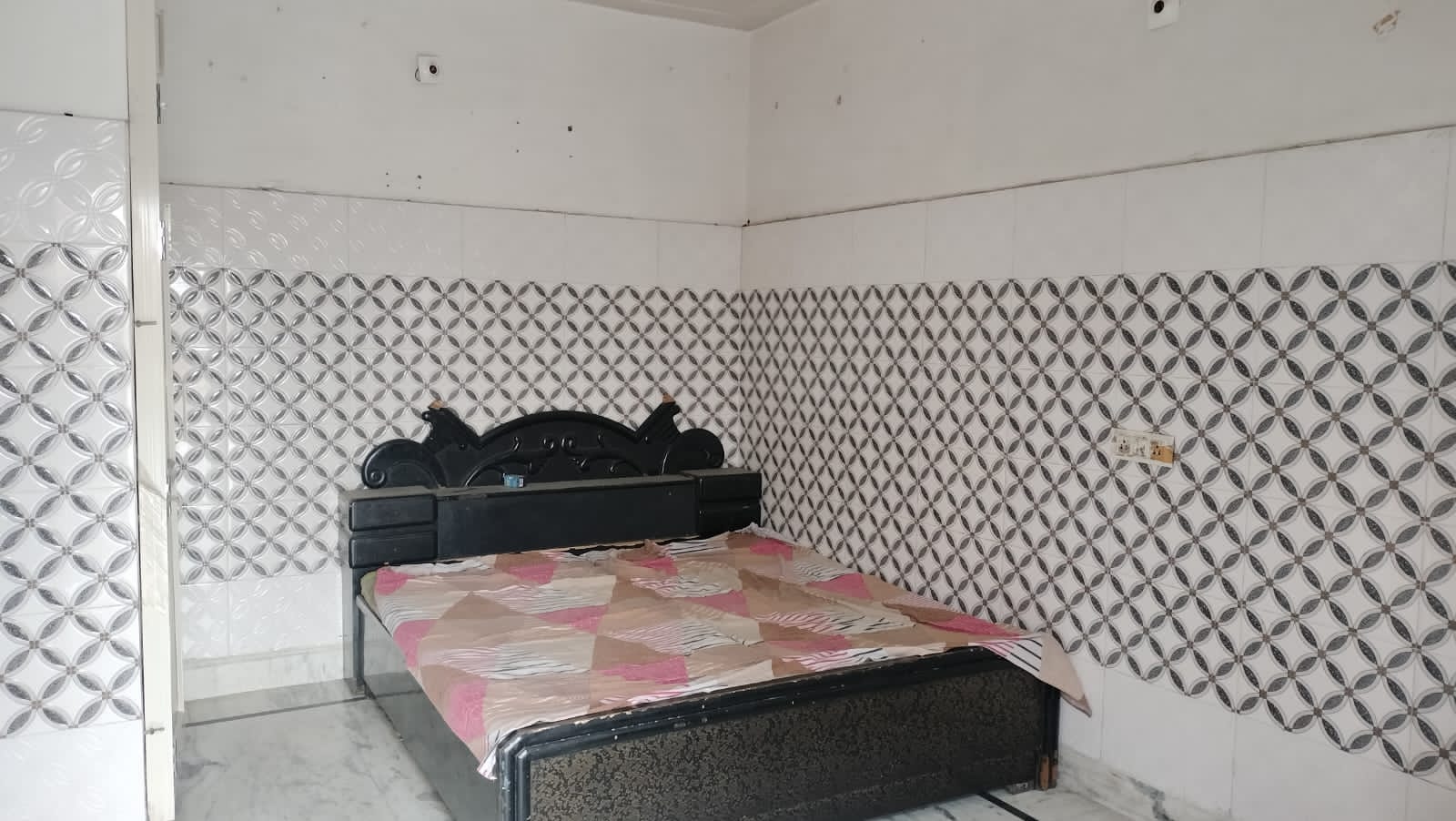 Rental 1 Bedroom 900 Sq.Ft. Independent House in Sat Kartar Nagar