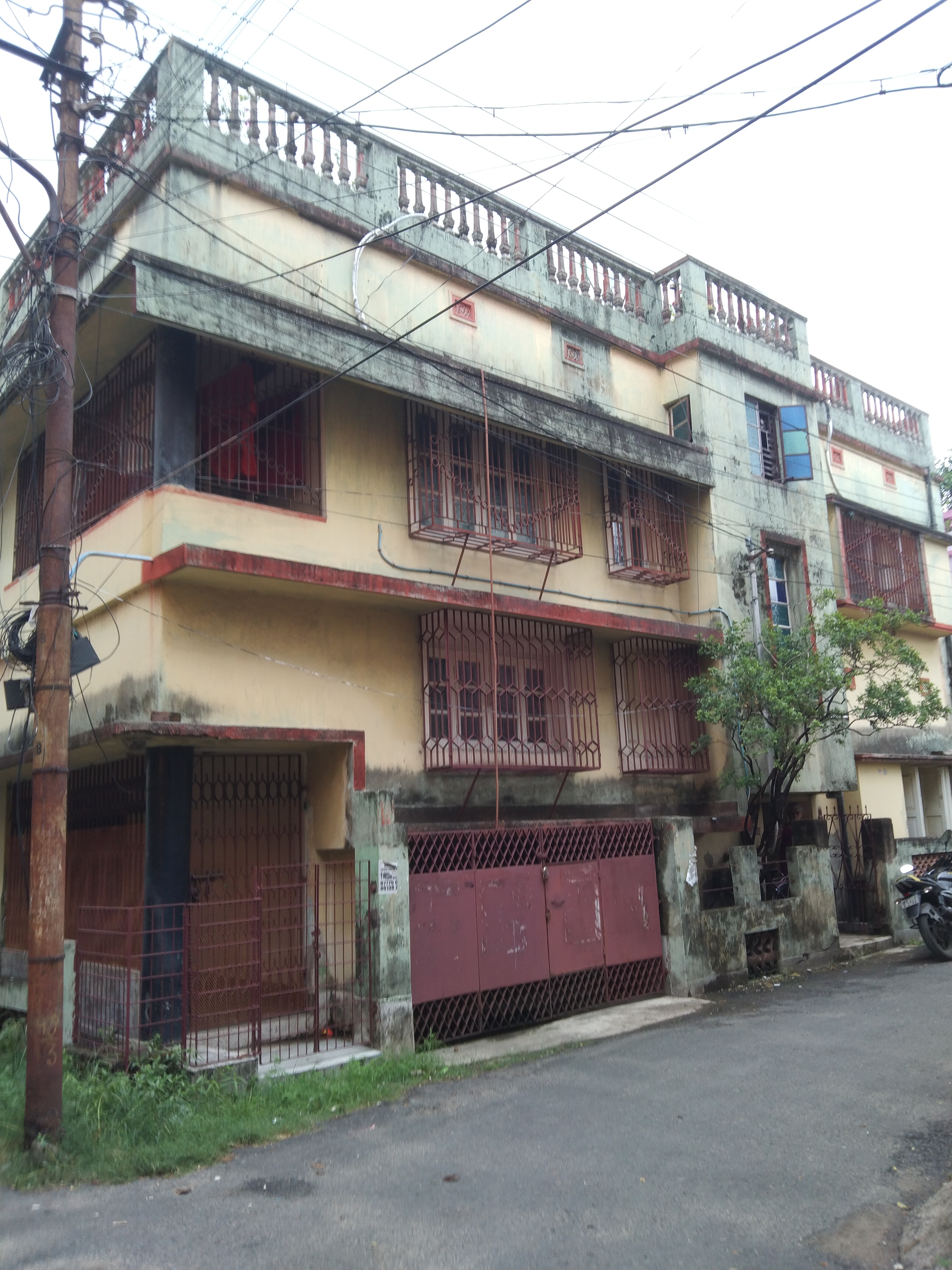 Resale 5 Bedroom 2000 Sq.Ft. Independent House in Behala Chowrasta