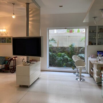 Living Room in 4 BHK Independent House at Dlf Phase I – for Rent