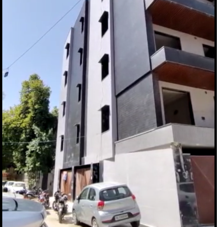 5 Bedroom 235 Sq.Yd. Builder Floor in Mukherjee Nagar Delhi