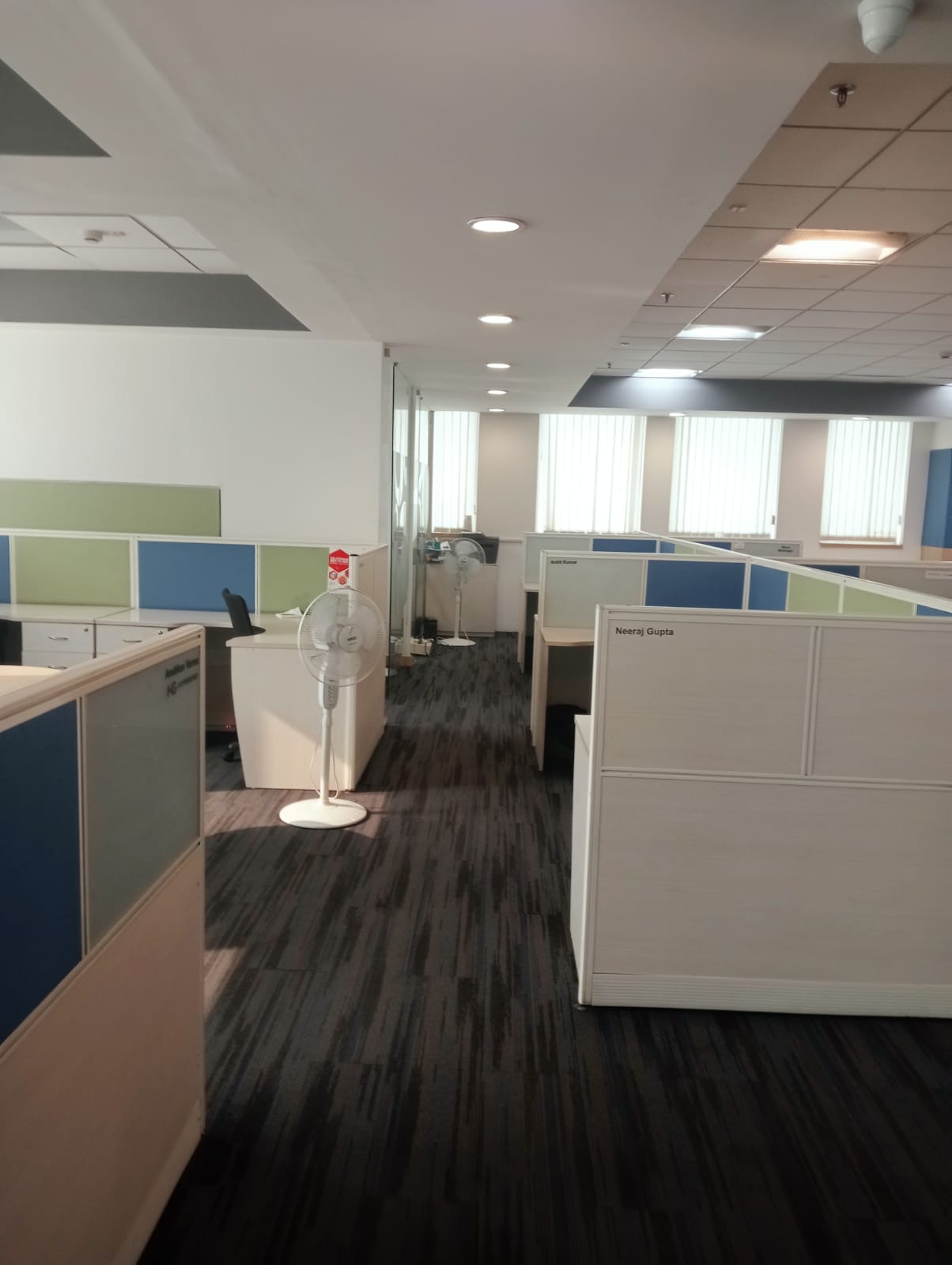 Rental Commercial Office Space 800 Sq.Ft. in Gaur City Mall, Sector 4