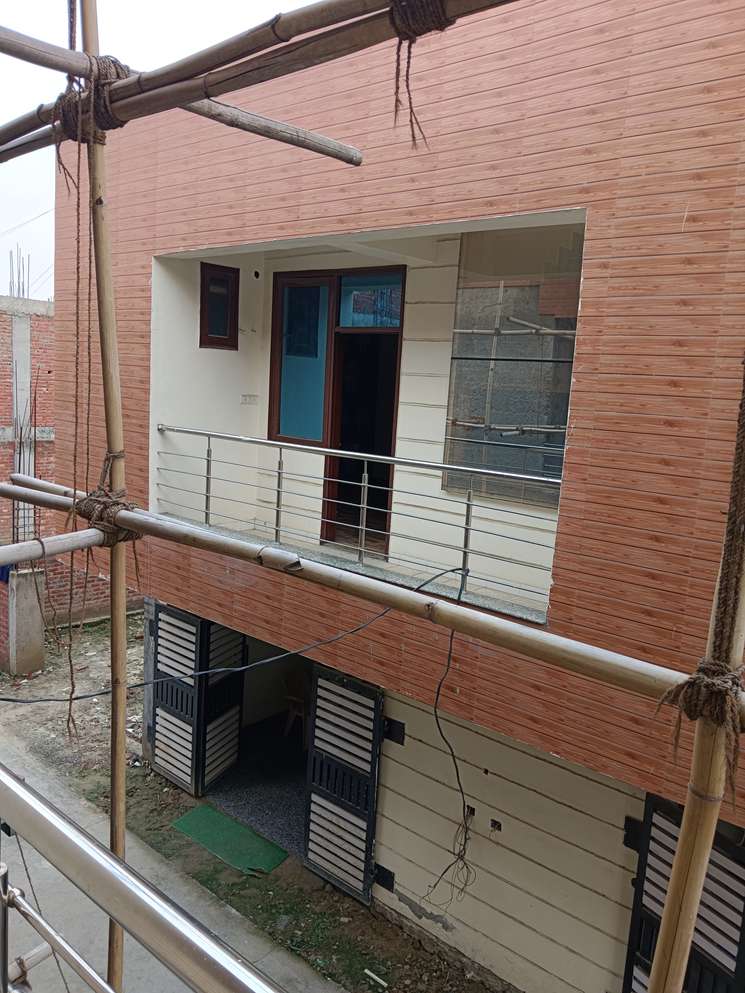 5 Bedroom 65 Sq.Yd. Builder Floor in Sharafabad Noida